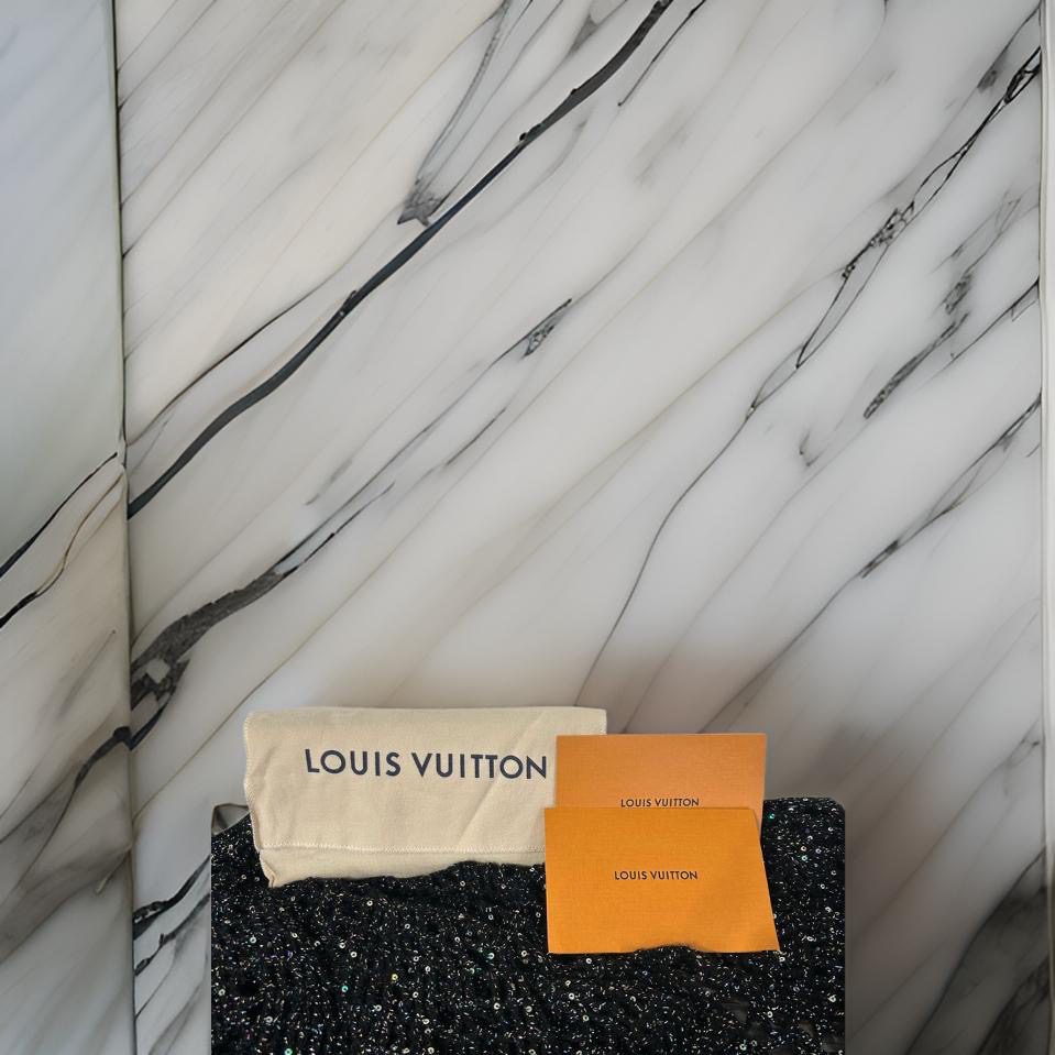 LOUIS VUITTON ZIPPY GALET MAHINA WALLET.