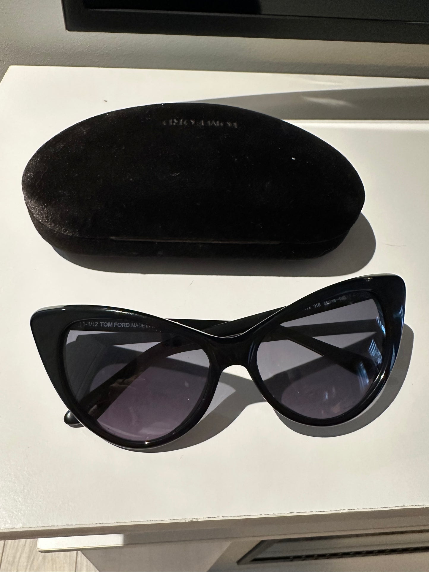 om Ford Evelyn Cat-Eye Sunglasses – Black (TF1173)