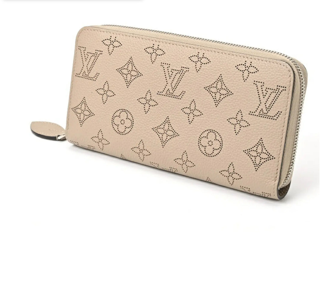 LOUIS VUITTON ZIPPY GALET MAHINA WALLET.